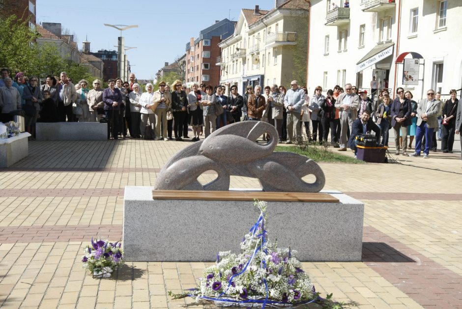 M.Mažvydo alėją papuošė šuoliuojančios žuvys 