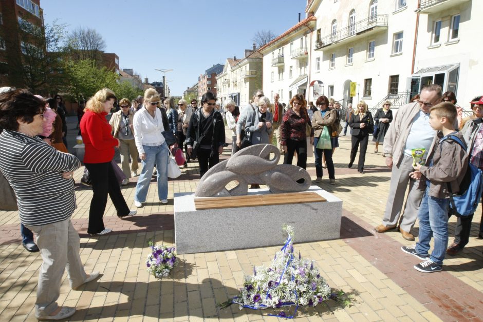 M.Mažvydo alėją papuošė šuoliuojančios žuvys 