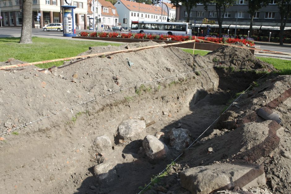 Atgimimo aikštėje pasirodė archeologai