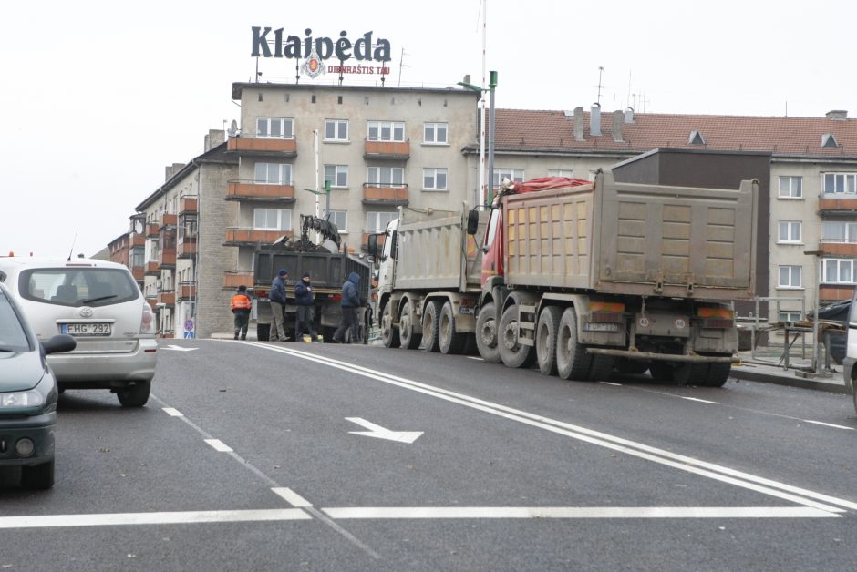 Pilies tiltas išbandymą svoriu įveikė