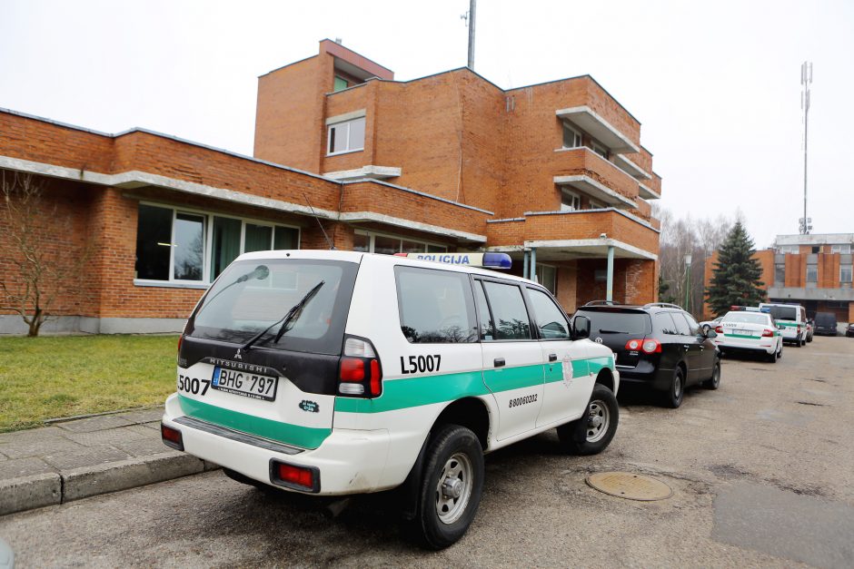 Išdaužti Marijampolės policijos durų stiklai