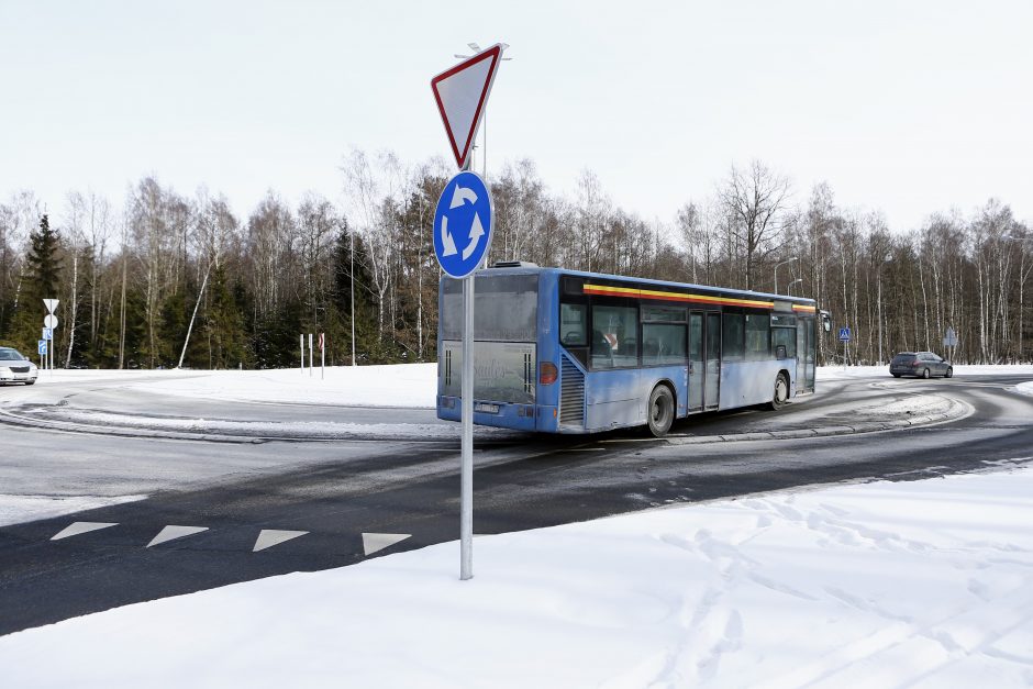 Vairuotojai pasipiktinę: suremontuotoje sankryžoje – spąstai padangoms