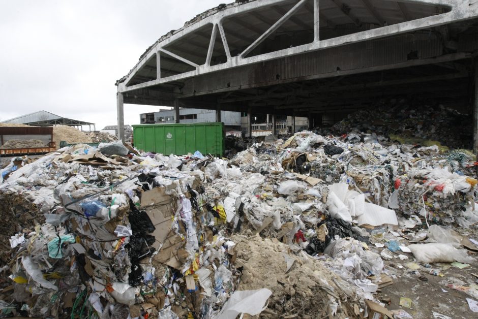 Po kalbų – tie patys darbai: Klaipėdos centre toliau veikia šiukšlynas