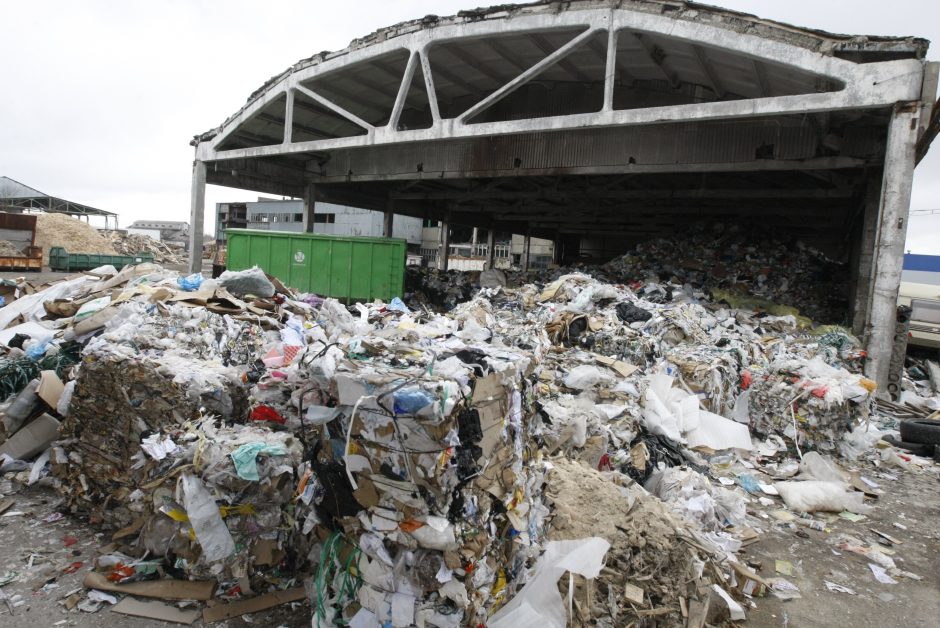 Po kalbų – tie patys darbai: Klaipėdos centre toliau veikia šiukšlynas