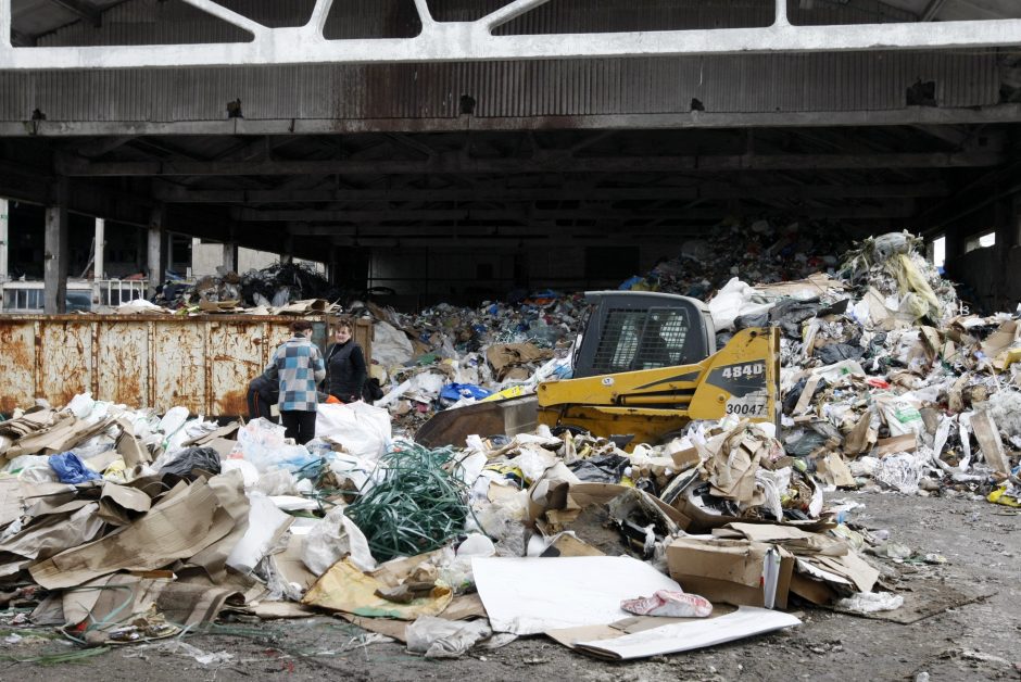 Po kalbų – tie patys darbai: Klaipėdos centre toliau veikia šiukšlynas