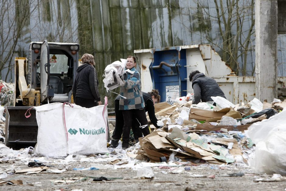 Po kalbų – tie patys darbai: Klaipėdos centre toliau veikia šiukšlynas