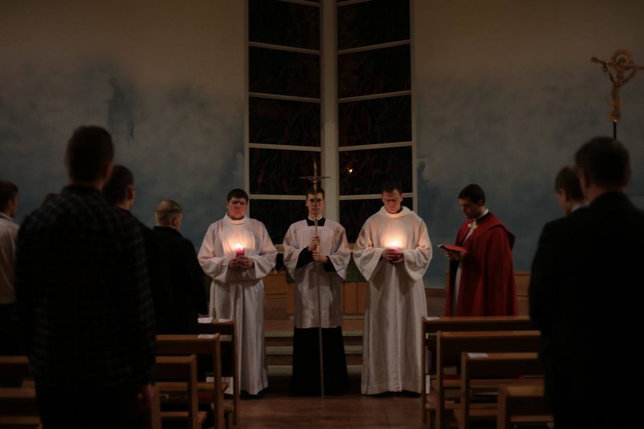 Skandalų bažnyčiose viražai: vis mažiau jaunuolių renkasi kunigo kelią