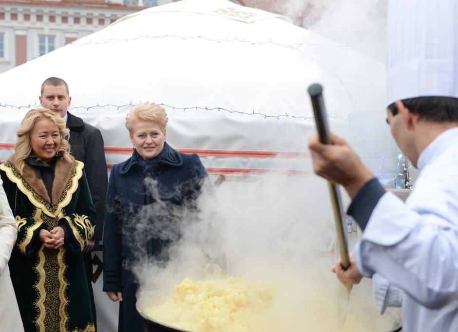 Prezidentė Vilniaus rotušėje atidarė tarptautinę Kalėdų labdaros mugę