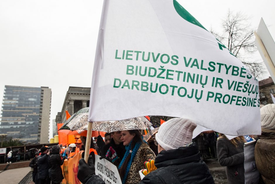 Prie Seimo mitinguotojai reikalavo didesnių algų ir pensijų