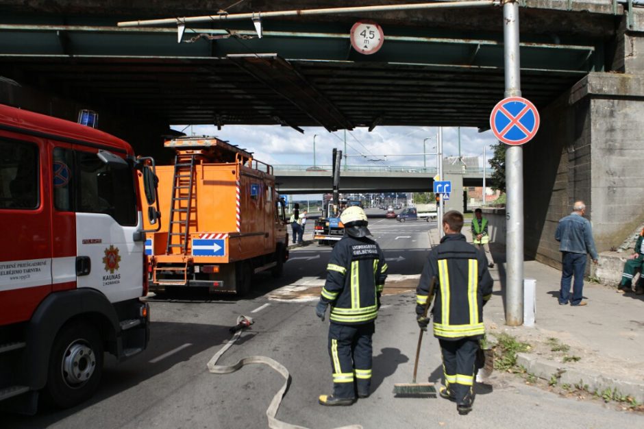 Juozapavičiaus pr. kranas kliudė tiltą, buvo sutrikdytas troleibusų eismas