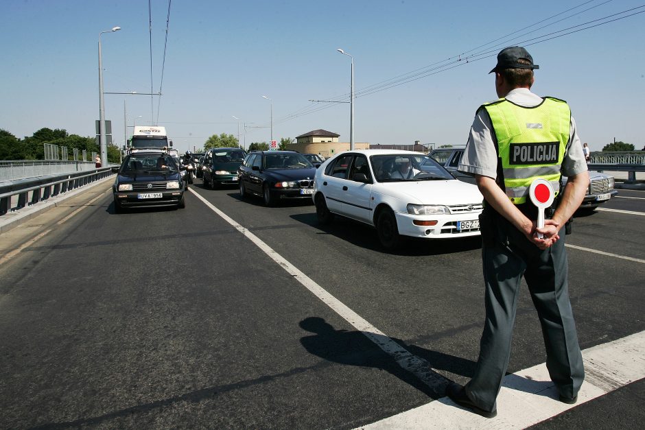 Policininkai kabinetus keičia į gatves