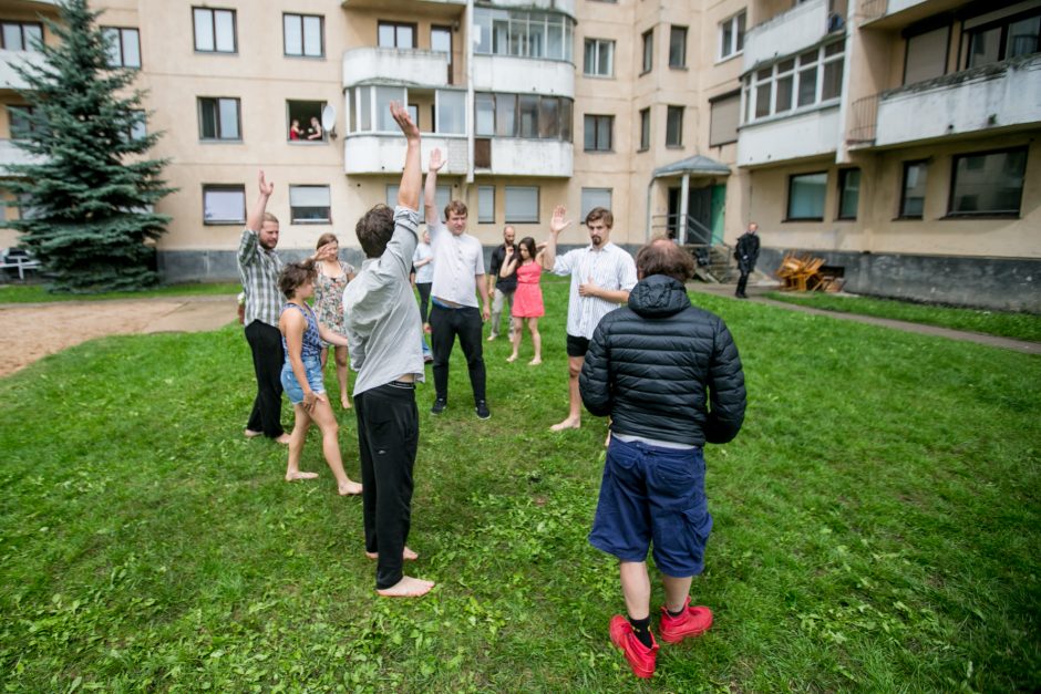 Pasirodymas 66 balkonams: išrinktuosius linksmino rinktiniai cirko artistai