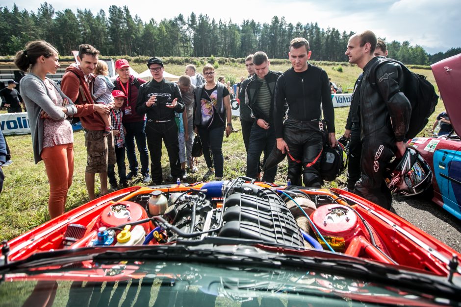 Nemuno žiede susidūrė du lenktyniniai automobiliai