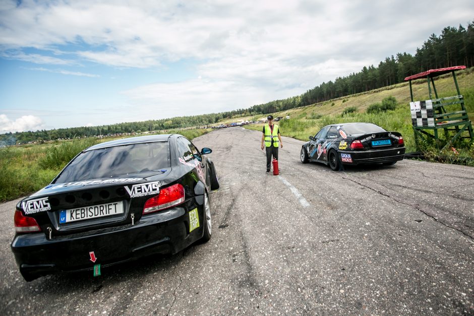 Nemuno žiede susidūrė du lenktyniniai automobiliai