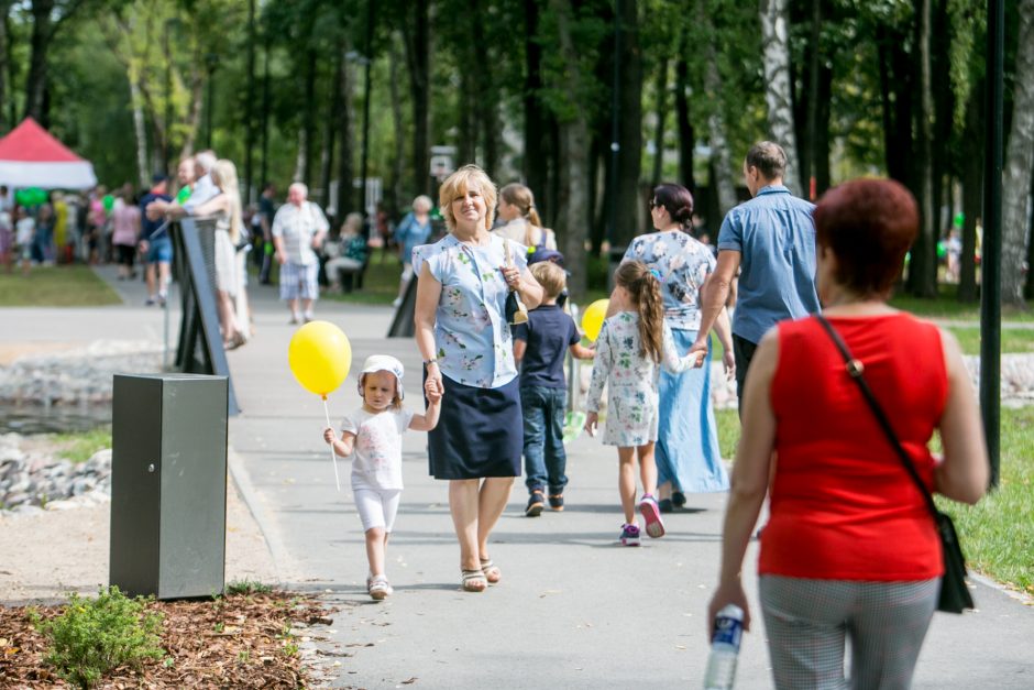 Kauniečiai rinkosi apžiūrėti sutvarkyto Dainavos parko