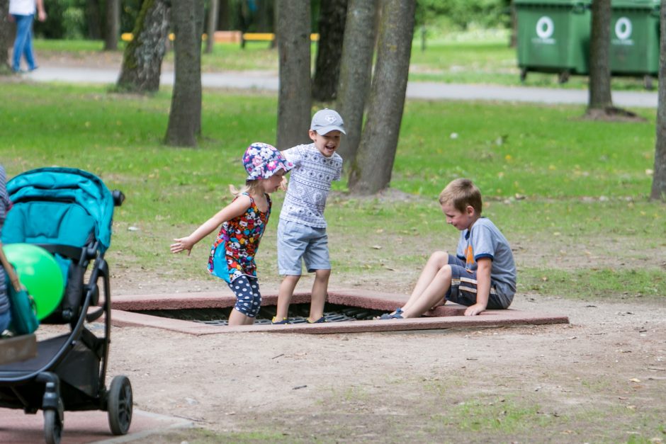 Kauniečiai rinkosi apžiūrėti sutvarkyto Dainavos parko