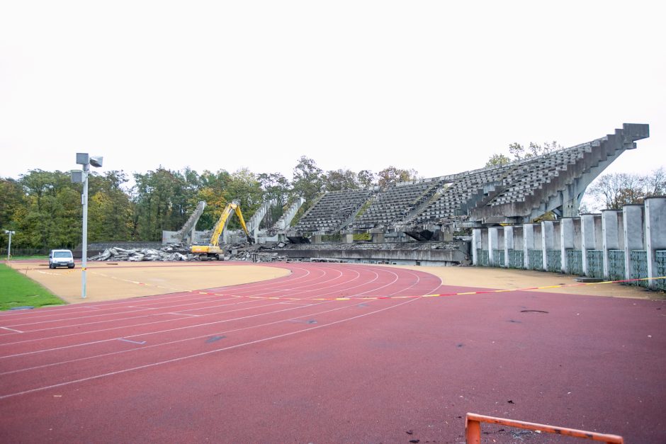 Sunkioji technika jau stadione – pradėtos griauti tribūnos