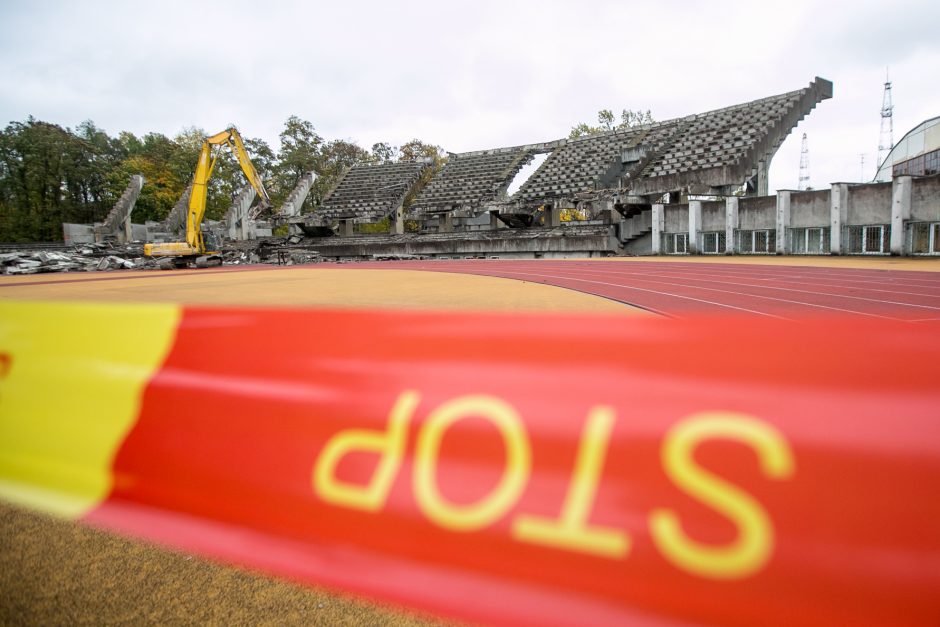 Sunkioji technika jau stadione – pradėtos griauti tribūnos