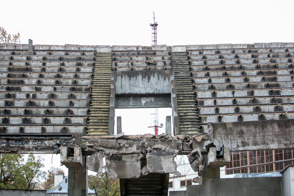 Sunkioji technika jau stadione – pradėtos griauti tribūnos