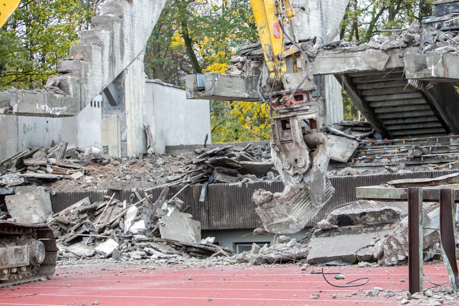 Sunkioji technika jau stadione – pradėtos griauti tribūnos