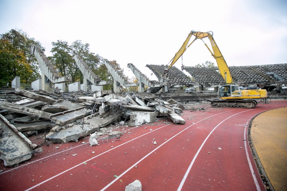 Sunkioji technika jau stadione – pradėtos griauti tribūnos