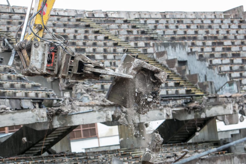 Sunkioji technika jau stadione – pradėtos griauti tribūnos