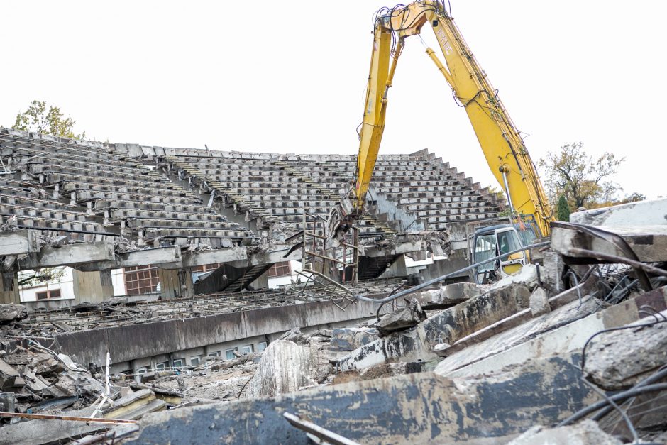 Sunkioji technika jau stadione – pradėtos griauti tribūnos