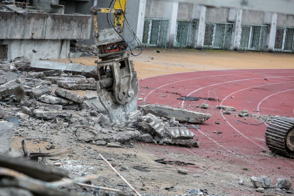 Sunkioji technika jau stadione – pradėtos griauti tribūnos