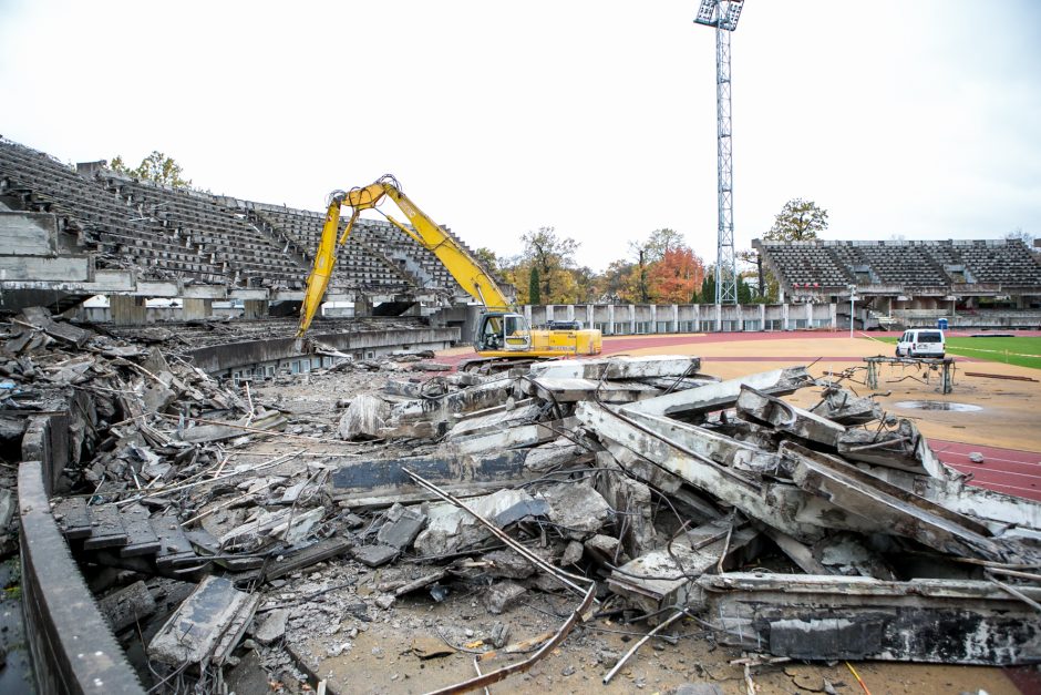 Sunkioji technika jau stadione – pradėtos griauti tribūnos