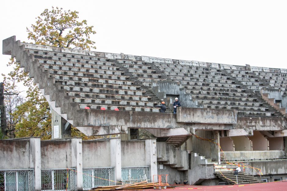 Sunkioji technika jau stadione – pradėtos griauti tribūnos