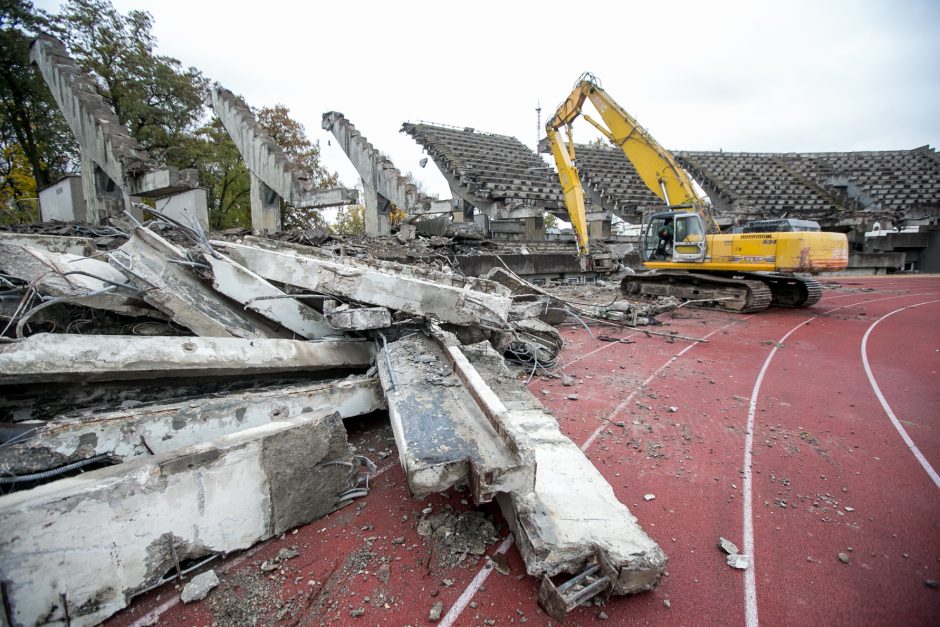 Sunkioji technika jau stadione – pradėtos griauti tribūnos