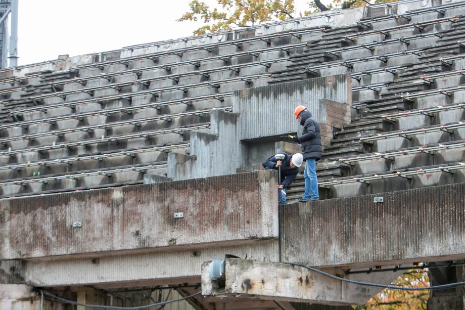 Sunkioji technika jau stadione – pradėtos griauti tribūnos