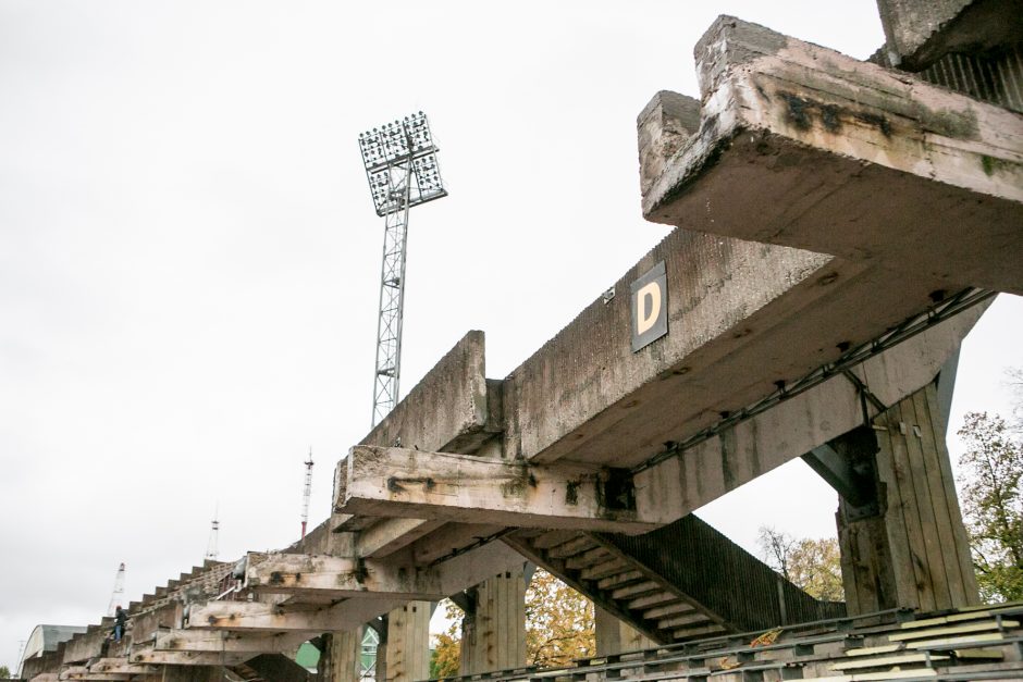 Sunkioji technika jau stadione – pradėtos griauti tribūnos