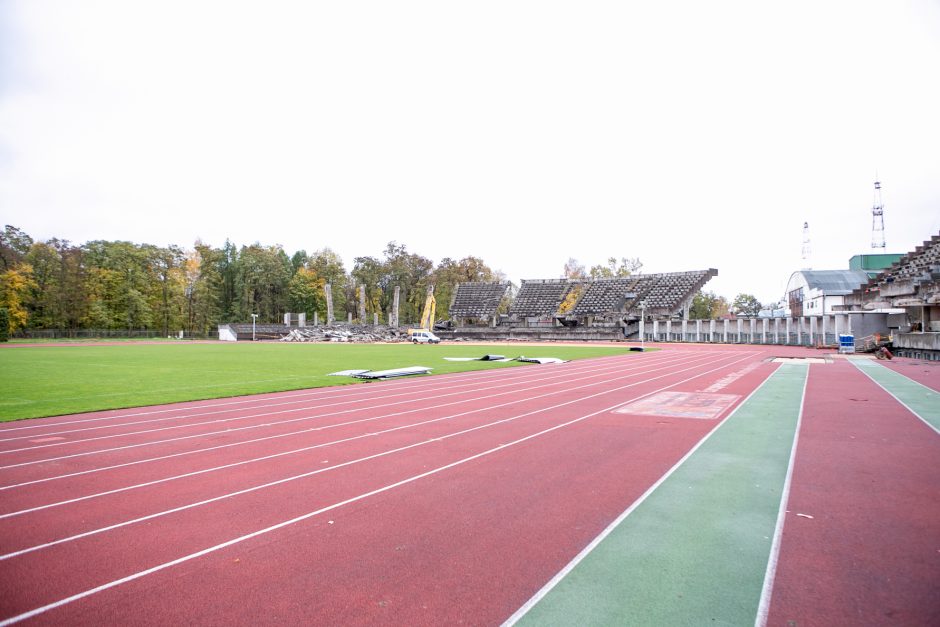 Sunkioji technika jau stadione – pradėtos griauti tribūnos