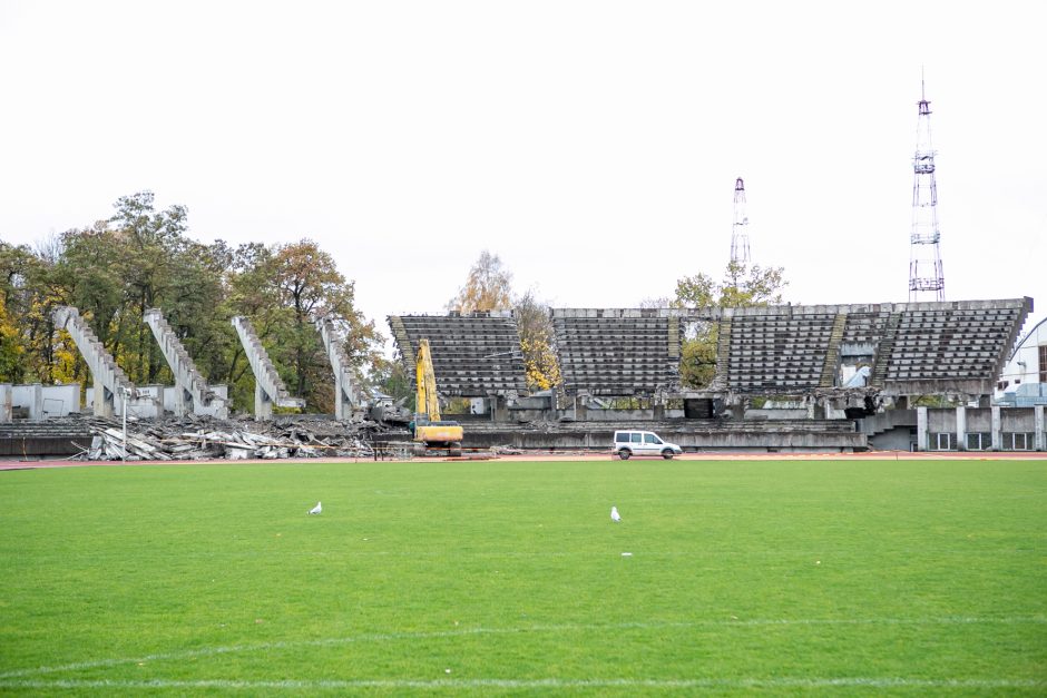 Sunkioji technika jau stadione – pradėtos griauti tribūnos