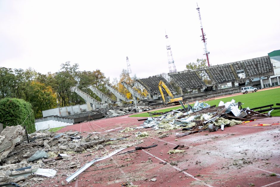 Sunkioji technika jau stadione – pradėtos griauti tribūnos