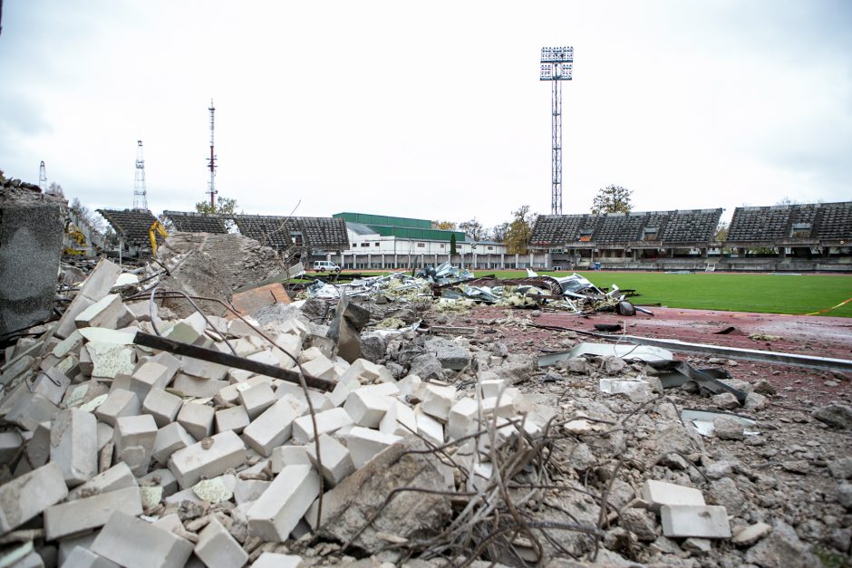 Sunkioji technika jau stadione – pradėtos griauti tribūnos