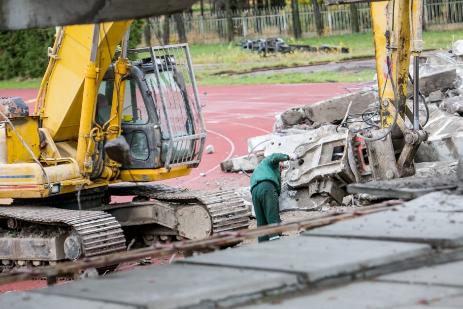 Sunkioji technika jau stadione – pradėtos griauti tribūnos