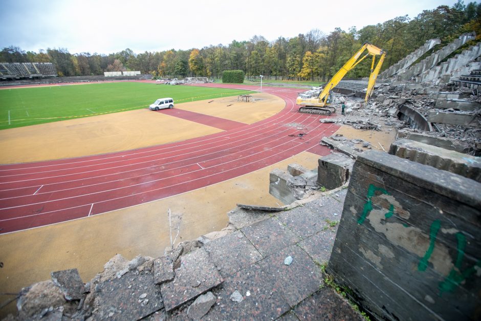 Sunkioji technika jau stadione – pradėtos griauti tribūnos