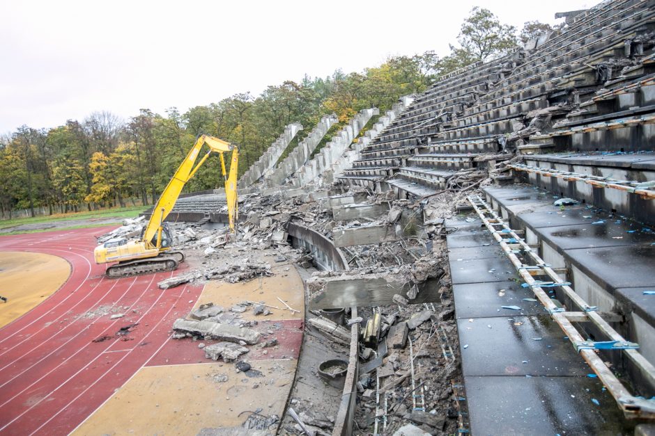 Sunkioji technika jau stadione – pradėtos griauti tribūnos