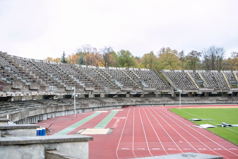 Sunkioji technika jau stadione – pradėtos griauti tribūnos