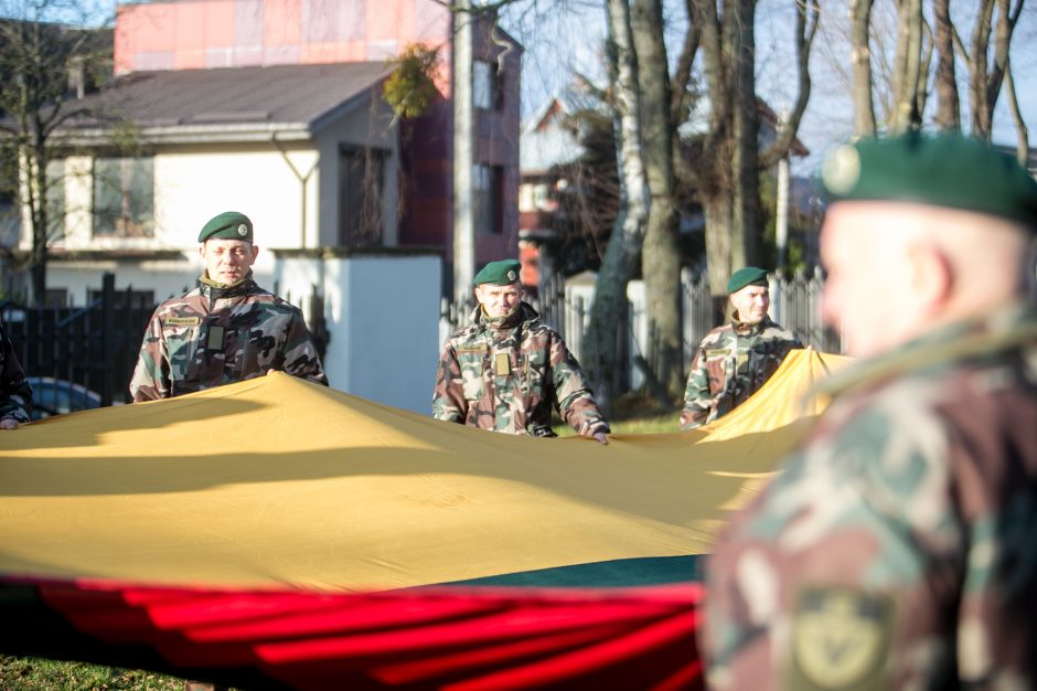 Naujųjų metų išvakarėse Pelėdų kalne iškelta rekordinė Lietuvos vėliava