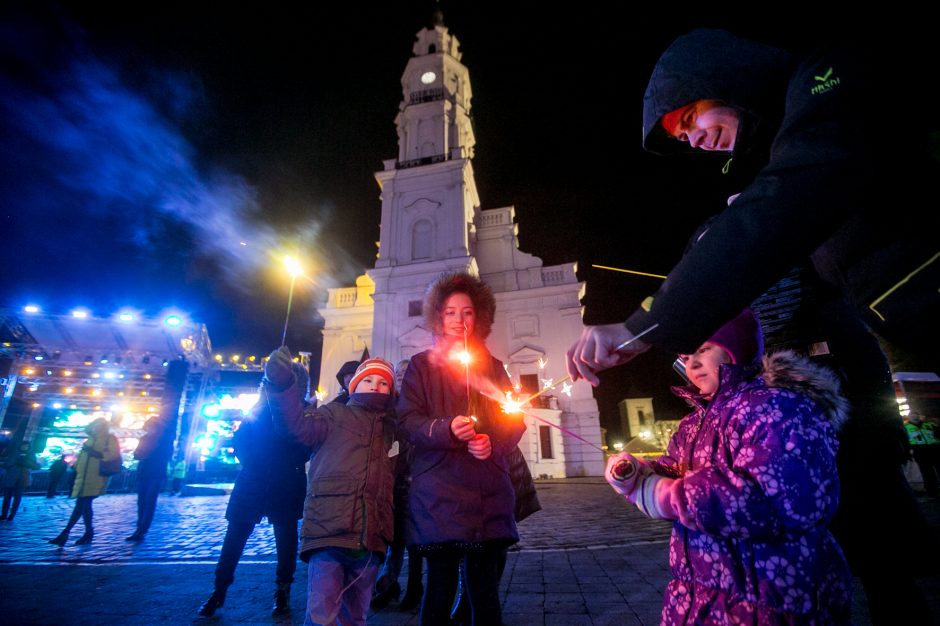 Kauniečių įpročiai nesikeičia – po Naujųjų sutiktuvių ant žemės mėtėsi tušti buteliai