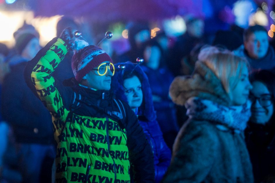 Kauniečių įpročiai nesikeičia – po Naujųjų sutiktuvių ant žemės mėtėsi tušti buteliai