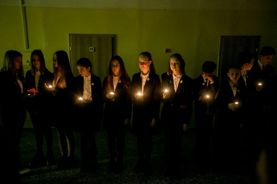 Kauno mokyklose – atminimo žvakelės ir dainos Sausio 13-ajai paminėti