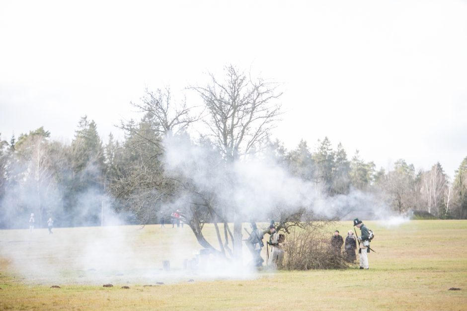 Rumšiškės virto mūšio lauku: Napoleono patrankos paskandino muziejų dūmuose