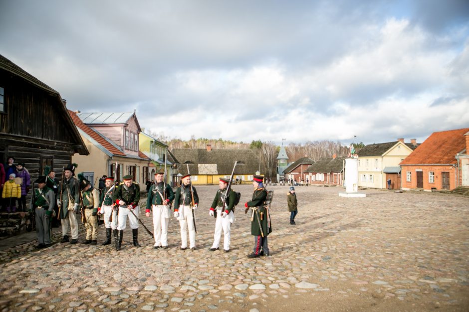 Rumšiškės virto mūšio lauku: Napoleono patrankos paskandino muziejų dūmuose