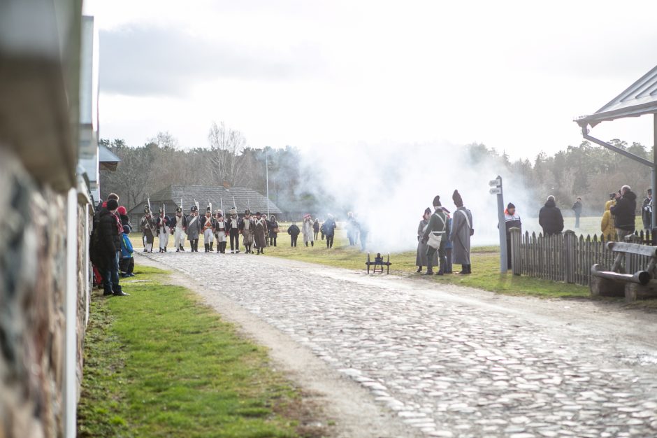 Rumšiškės virto mūšio lauku: Napoleono patrankos paskandino muziejų dūmuose