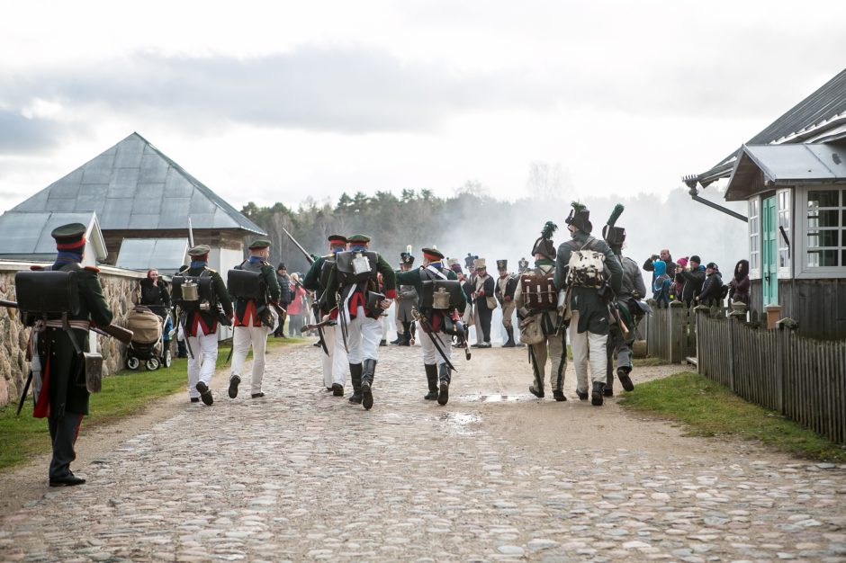 Rumšiškės virto mūšio lauku: Napoleono patrankos paskandino muziejų dūmuose