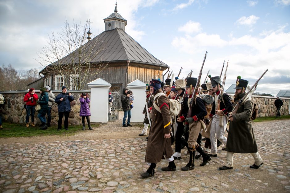 Rumšiškės virto mūšio lauku: Napoleono patrankos paskandino muziejų dūmuose